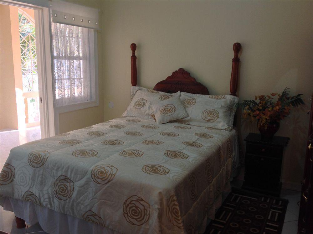 Cazwin Villas Montego Bay Exterior photo